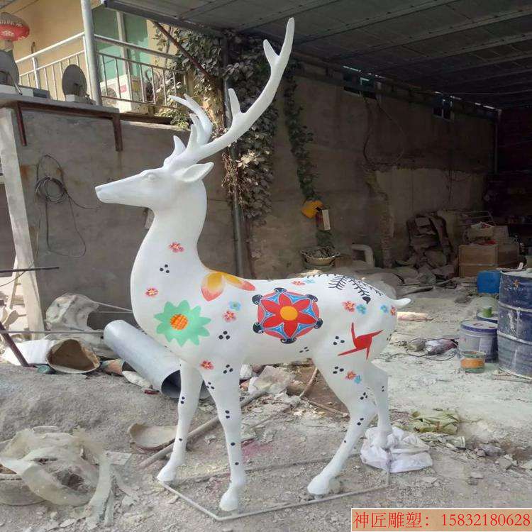 不锈钢彩绘鹿雕塑